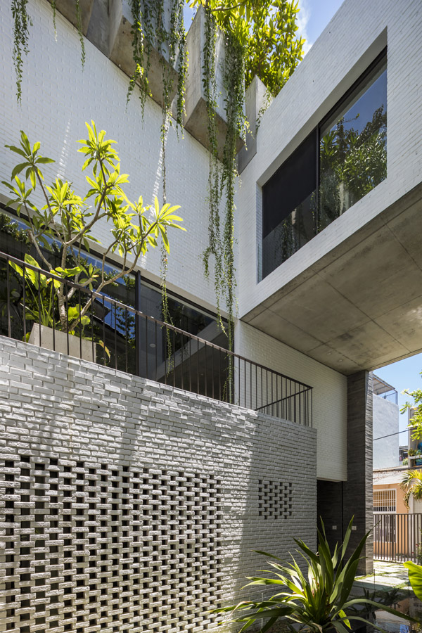 Rooftop Garden House In Heart Of Tropical City | Architropics