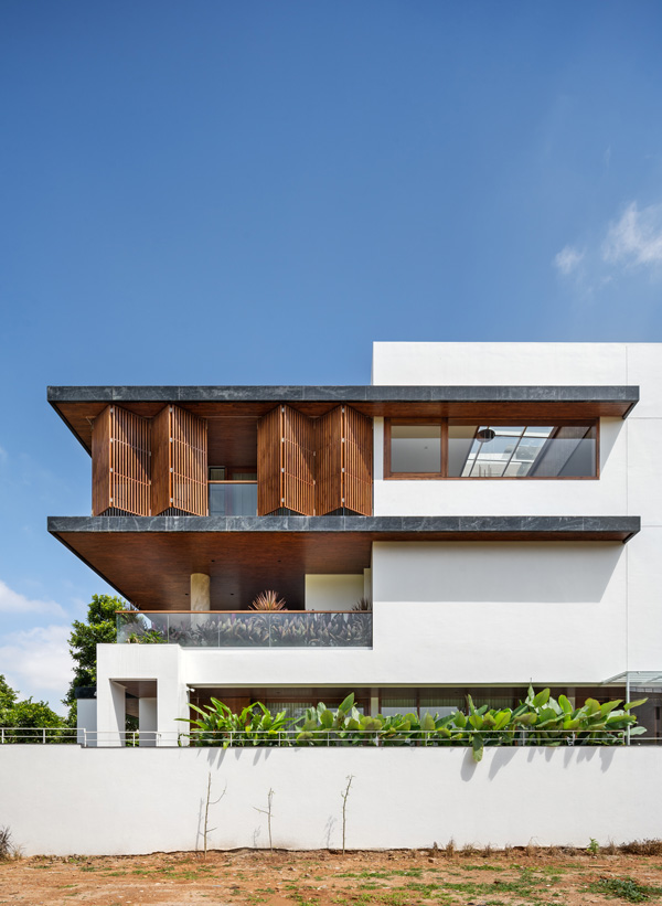 Wood Screened Veranda Provides Sun Shading To Interior | Architropics